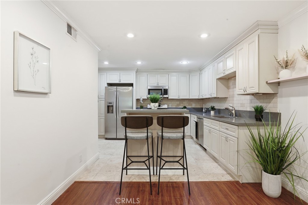 4189 Vineland Avenue 111