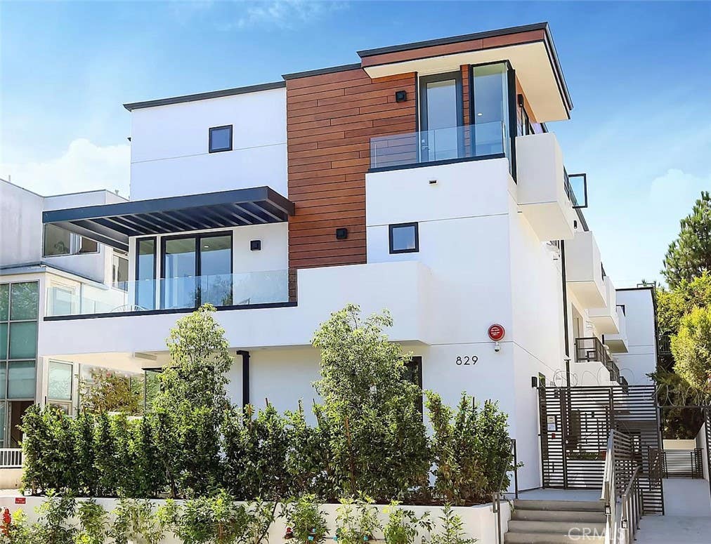 Photo of 829 N Martel AVE #2, Los Angeles, CA 90046 (MLS # SR26097361)