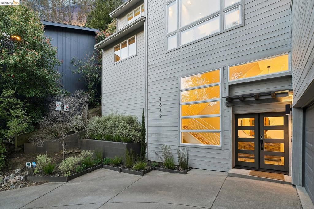 Photo of 6869 Bristol Dr Dr, Berkeley, CA 94705 (MLS # 41127551)