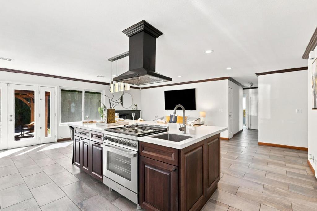 570 Biscayne Court