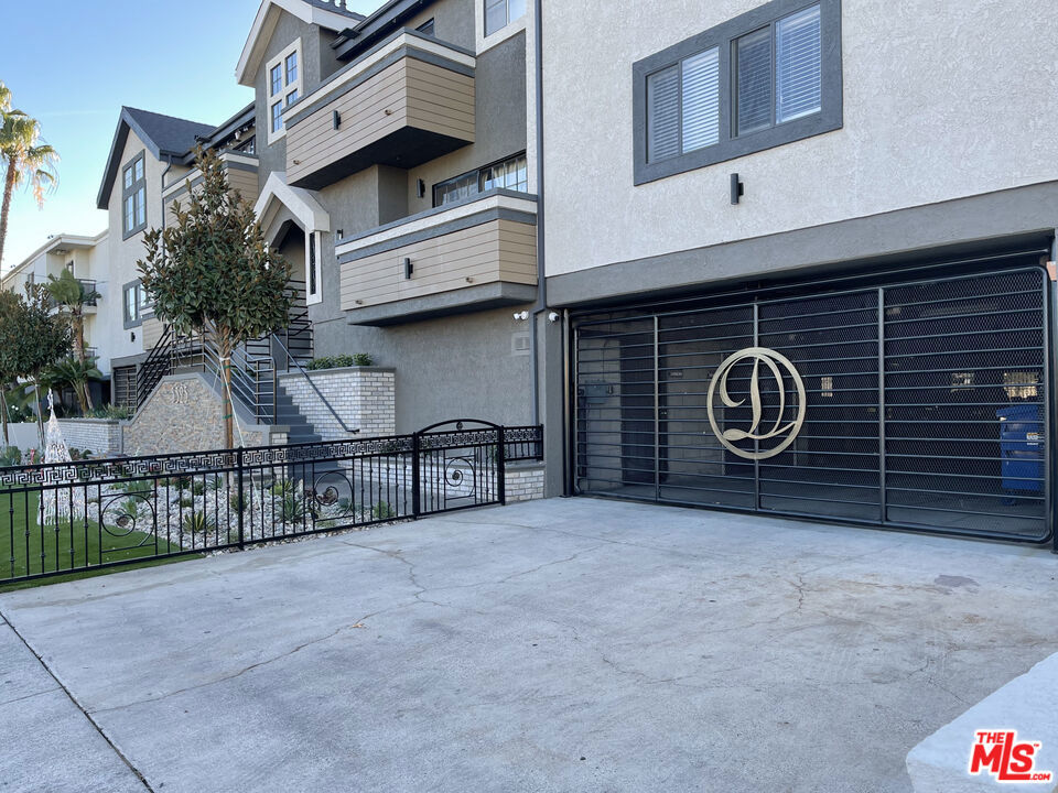 Properties 1 5325 Denny Avenue