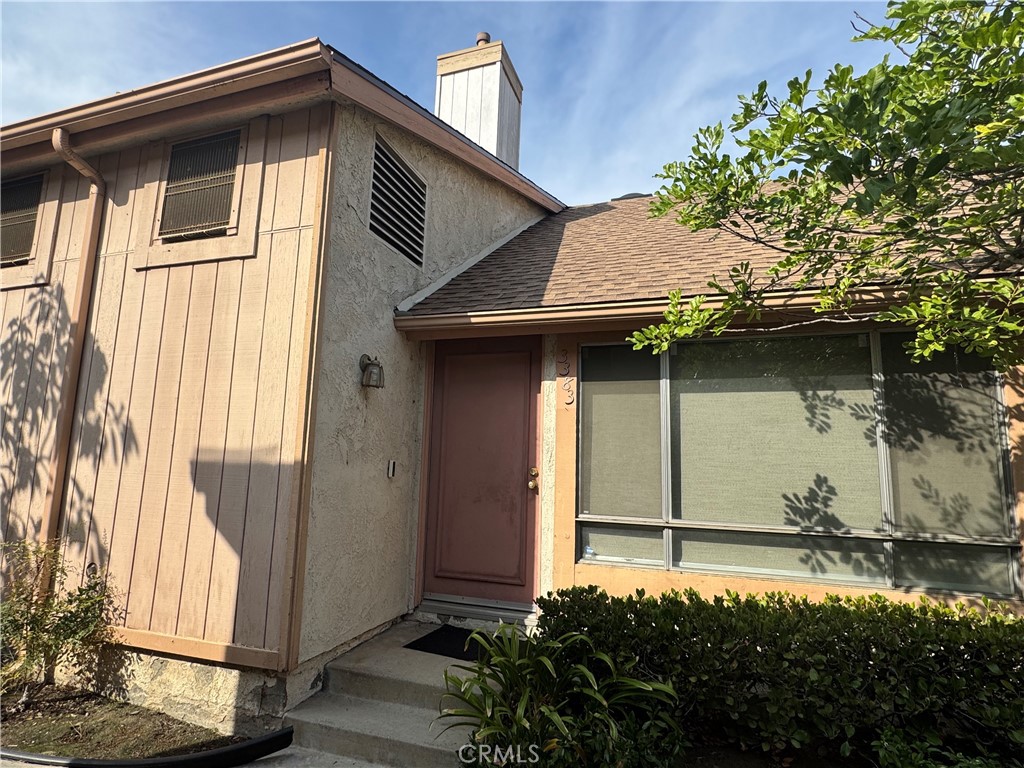 This 2Bd/1.5Ba townhome style condominium is conveniently located in a highly desireable neighborhood of Bixby Knolls located very near the freeways making it an easy commute every time.  It is near restaurants, shopping centers, and schools.  Both bedrooms with high ceilings are upstairs including the side by side washer and dryer hookups.  The kitchen / dining area  features granite countertops, breakfast nook and ample space for a dining table and chairs.  The tiled floor living room shows off the romantic gas operated fireplace.