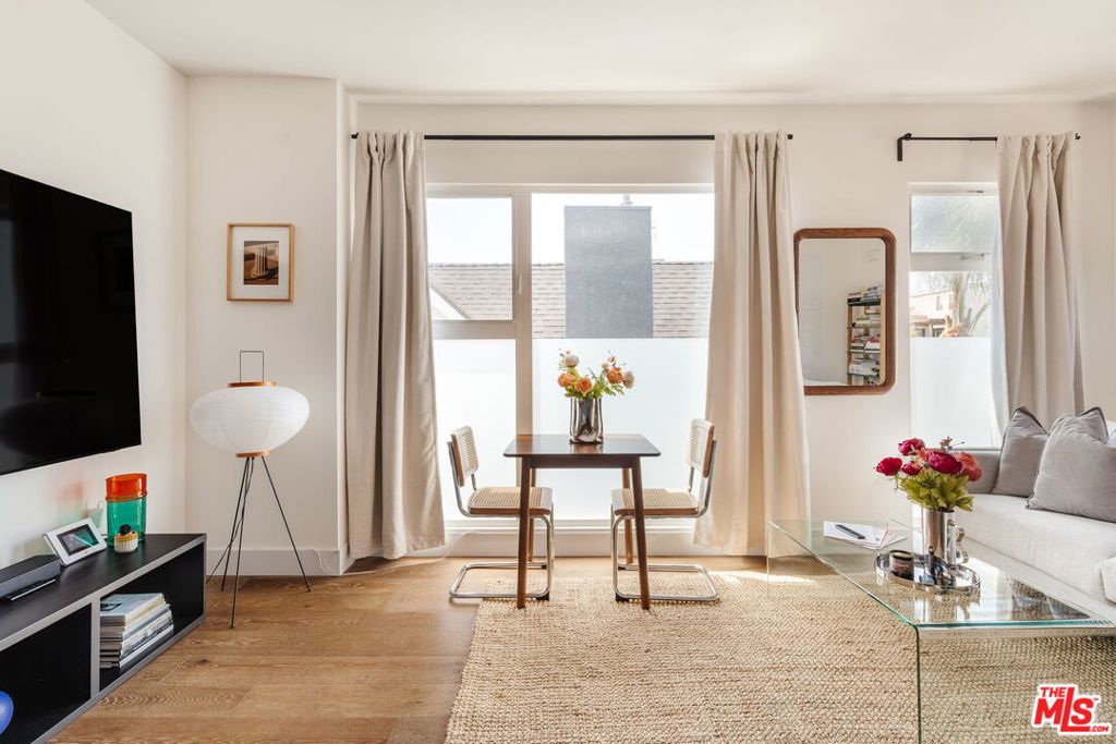 Photo of 1514 S Bedford Street, Los Angeles, CA 90035 (MLS # 26845467)