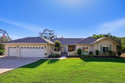 Photo of 1352 Tierra Roja Drive, Fallbrook, CA 92028 (MLS # NDP2609251)