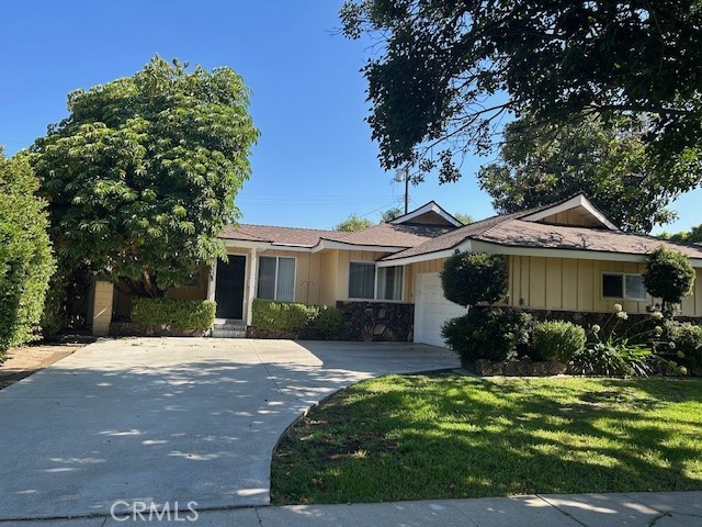 Beautiful tarzana neighborhood close to all,with remodeled kitchen granite counter tops and stainless steel appliances and breakfast area.Step down family room with romantic fireplace looks over nice yard with grassy play area.hardwood Flores all around.No other structures on the property.Close to shoping,market and park.