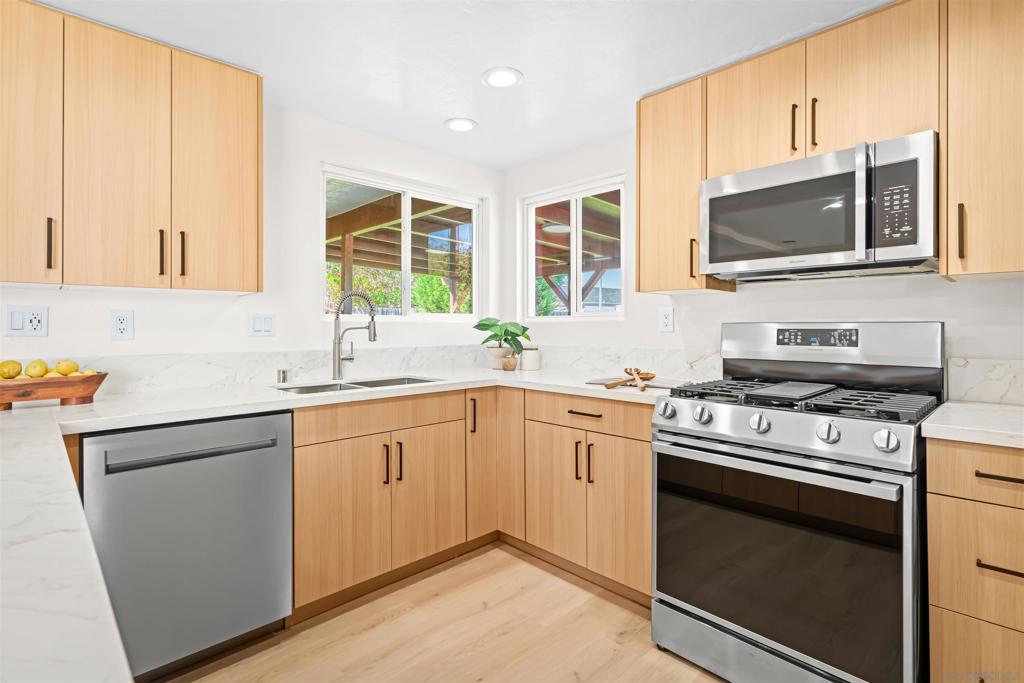 1414 Leslie Ct
