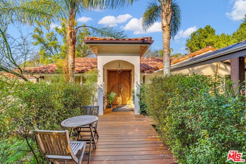Photo of 18243 Rancho Street, Tarzana, CA 91356 (MLS # 26102706)