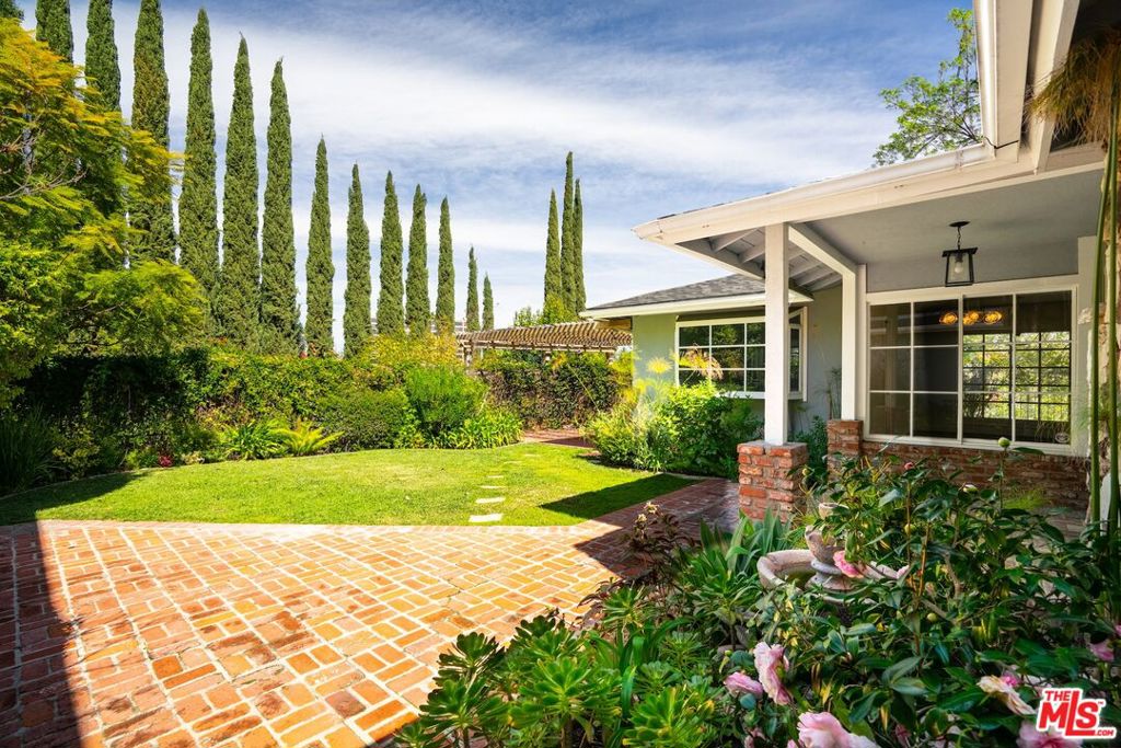 Photo of 4645 Petit Avenue, Encino, CA 91436 (MLS # 26789837)