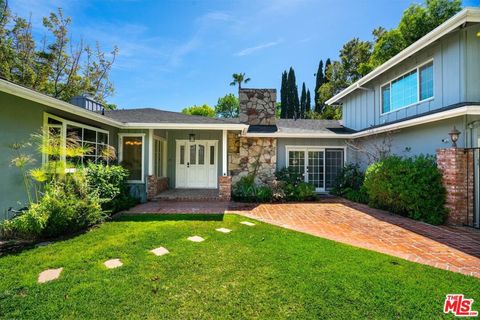 Photo of 4645 Petit Avenue, Encino, CA 91436 (MLS # 26789837)