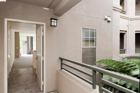 Photo of 220 Caldecott Ln, Oakland, CA 94618 (MLS # 41137472)