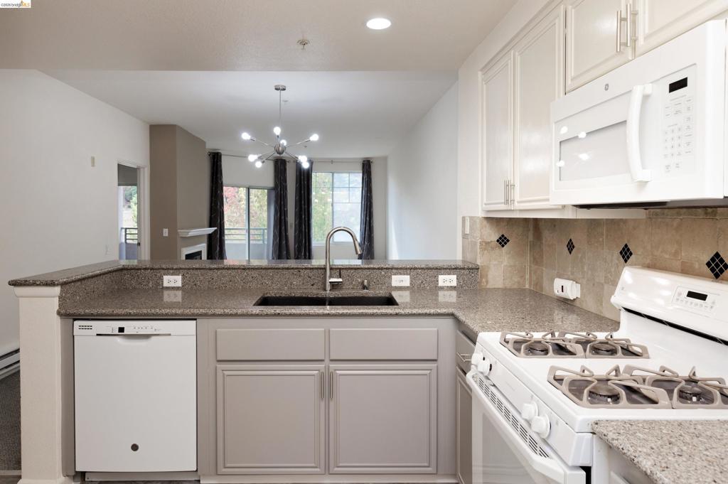 220 Caldecott Ln