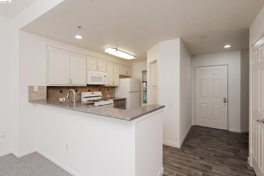 220 Caldecott Ln