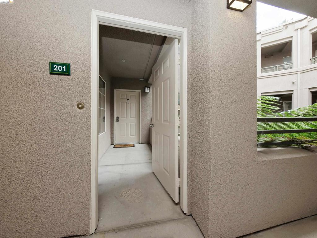 220 Caldecott Ln