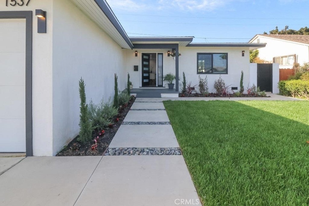 1537 W 180th