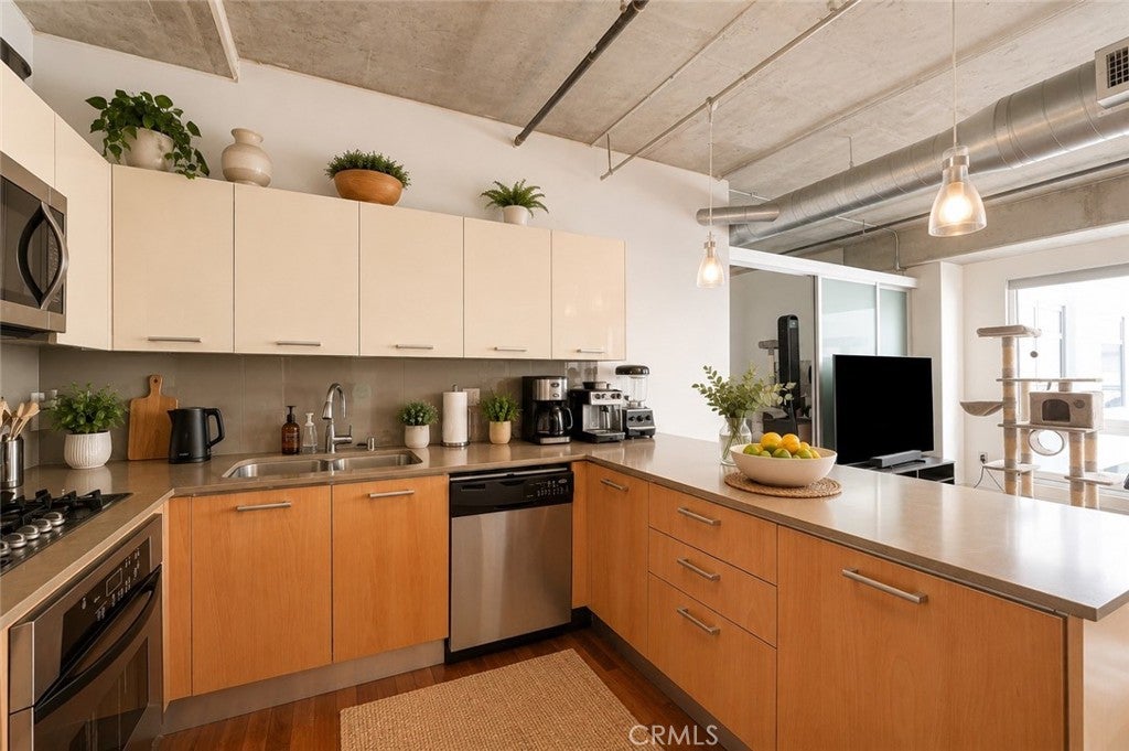 645 W 9th Street 314