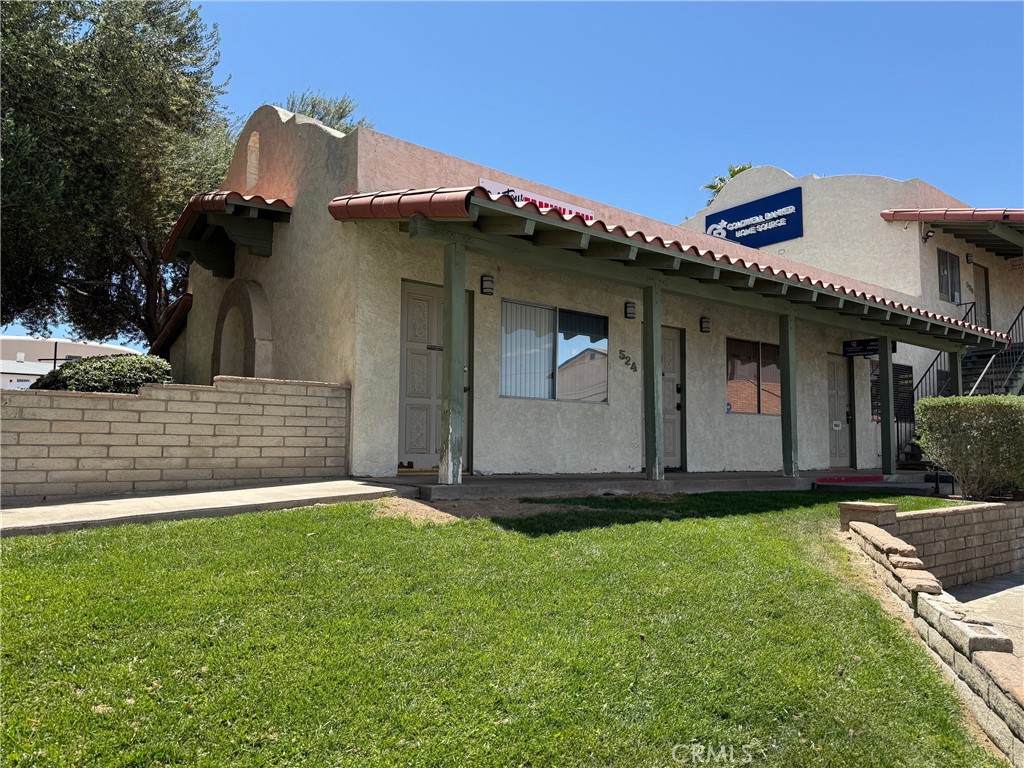 Newly Updated General/Professional Office Space for lease! This 750 SF suite features one (1) private office, reception area, storage room, and restroom. Located within a multi-tenant office building on a highly visible corner along Barstow Road, the property offers excellent exposure in central Barstow. Conveniently situated near county buildings and the hospital, this location provides easy access and strong connectivity to major city routes. More details: Access: Street Alarms: None Common Area Fac.: None Special Features: None Water Co Name: 27-other Incld. in Mo. Assmt.: Water,Trash Loading: None Miscellaneous: Curb,Sidewalk,Gutter # of Attached Spaces: 0 # of Detached Spaces: 0 # of RV Spaces: 0