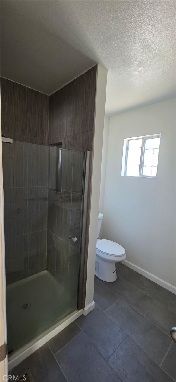 Must see this newly remodeled spacious 3 Bedroom 3 bath triplex in this convenient and central Miracle Mile location. Near shopping, museums, schools, freeways and public transit. This remodeled unit also has 2 primary bedrooms, all new laminate flooring, paint, tile, and appliances. Large living room with fireplace, formal dining room, new kitchen with granite counter tops and breakfast area, new central air & heat, in door laundry room, and 1 off street covered parking spaces and 2 uncovered.