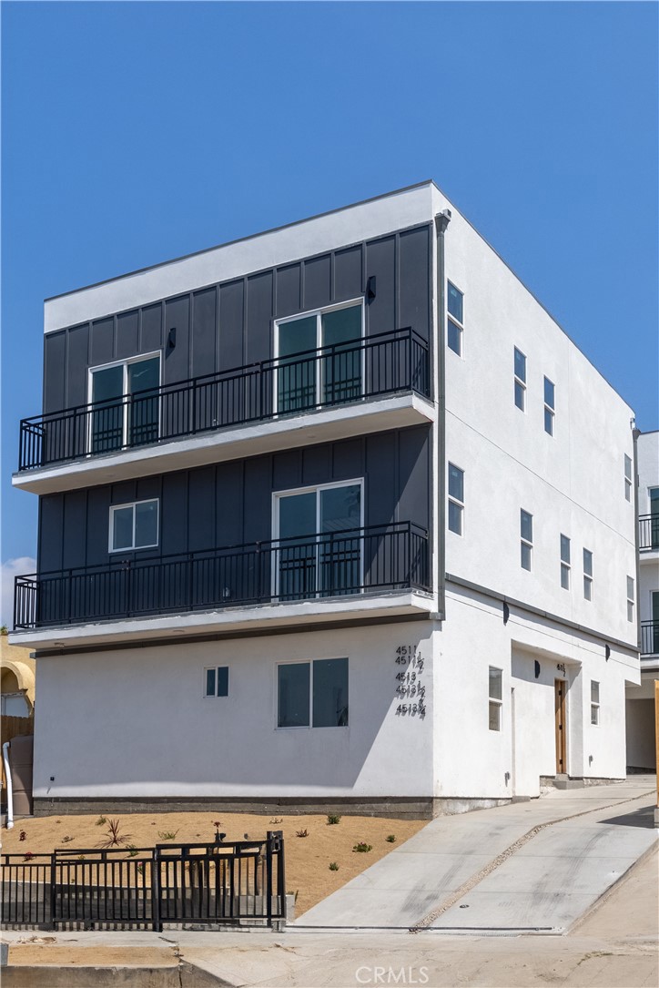**Move-in incentive of ONE MONTH free! Listing Price of $4,854 takes into account the one month move in credit. Lease price is $5,295.**
Experience Modern Luxury Living
Discover the perfect blend of style, space, and convenience in this brand-new 4-bedroom, 4.5-bathroom townhome. Designed with an open-concept layout, tall ceilings, and expansive windows, this residence is filled with natural light and a sense of effortless elegance.
The beautiful kitchen features sleek cabinetry, premium stainless steel appliances, and plenty of counter space. Each bedroom offers its own private bath, creating the ultimate comfort and privacy for family or guests.
Additional highlights include assigned parking, in-unit laundry, and an outdoor balcony for lounging, or simply soaking up the sunshine.
The listing specifically places the property in the Oakwood pocket, described as a "highly walkable" area that enjoys proximity to Larchmont Village, Hollywood, Silver Lake, East Hollywood Metro, and the 101 Freeway
This townhome is the Oakwood pocket of Mid-Wilshire. This is a highly walkable area that enjoys proximity to Larchmont Village, Hollywood, Silver Lake, East Hollywood Metro, and the 101 Freeway
Welcome to your next chapter in luxury.
