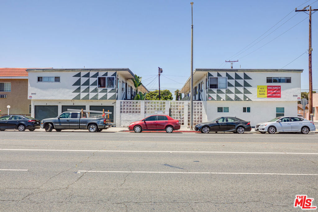 HUGE 1 bed 1 bath in an amazing area in North Long Beach! Lower unit level. You will immediately notice how big and spacious this unit is. Great unit with a ton of natural light. Windows throughout the unit! The unit has everything you need - stove/oven, ceiling fans, shared laundry, and HUGE bathroom. Pets allowed! Very good value for a great location. Walkable to public transportation, restaurants, and shops.