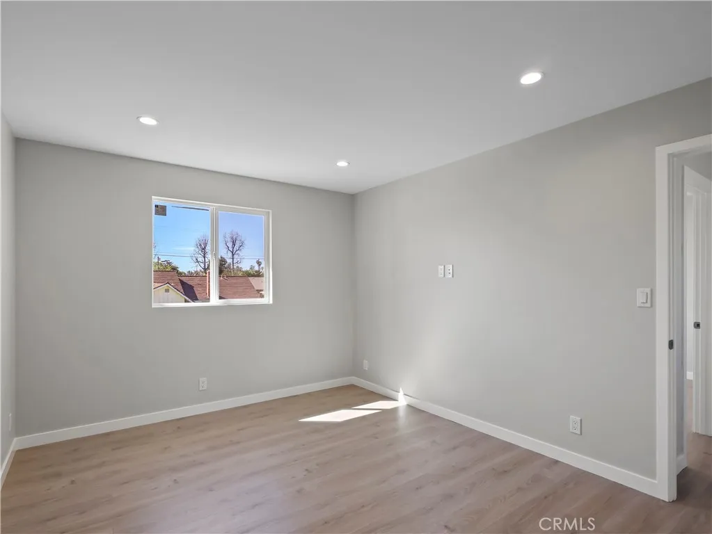 Lake Balboa, California 91406, United States, 2 Bedrooms Bedrooms, ,2 BathroomsBathrooms,Residential,Active,112626