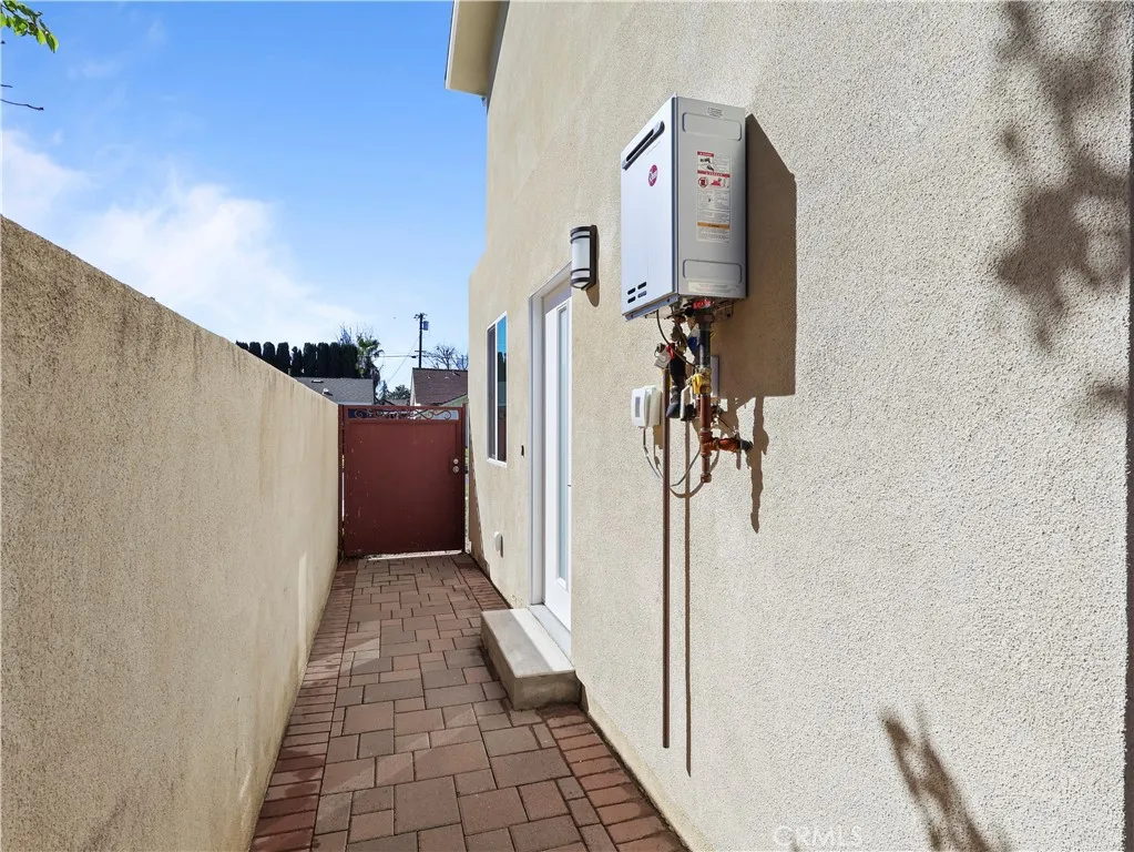 Lake Balboa, California 91406, United States, 2 Bedrooms Bedrooms, ,2 BathroomsBathrooms,Residential,Active,112626