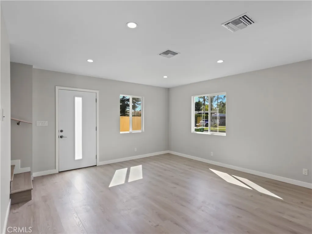 Lake Balboa, California 91406, United States, 2 Bedrooms Bedrooms, ,2 BathroomsBathrooms,Residential,Active,112626