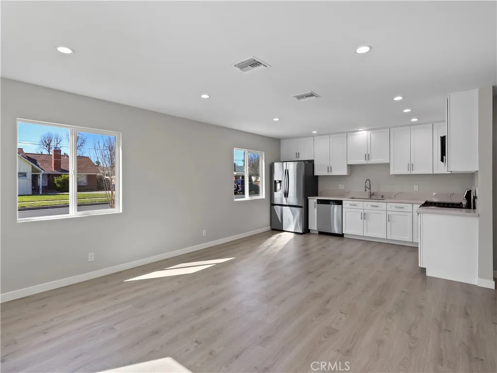 Lake Balboa, California 91406, United States, 2 Bedrooms Bedrooms, ,2 BathroomsBathrooms,Residential,Active,112626