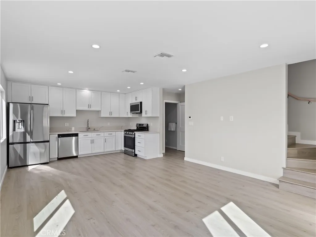 Lake Balboa, California 91406, United States, 2 Bedrooms Bedrooms, ,2 BathroomsBathrooms,Residential,Active,112626