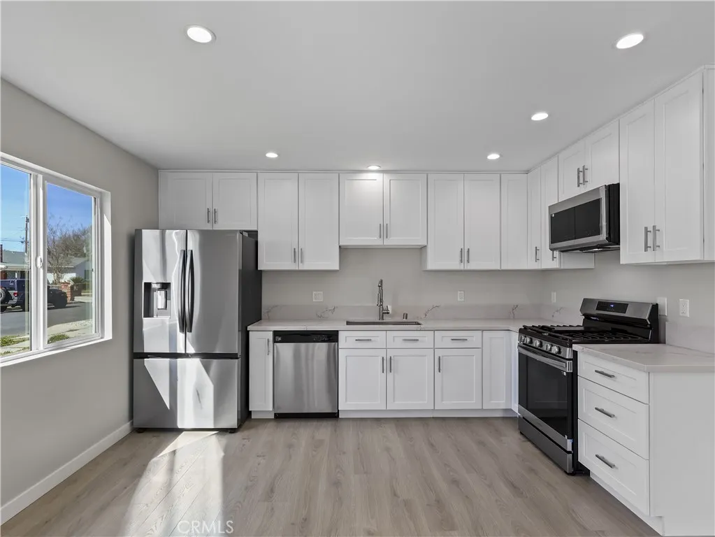 Lake Balboa, California 91406, United States, 2 Bedrooms Bedrooms, ,2 BathroomsBathrooms,Residential,Active,112626