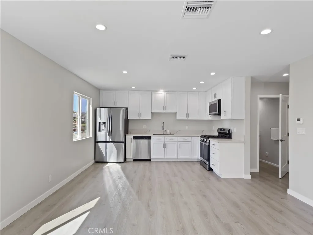 Lake Balboa, California 91406, United States, 2 Bedrooms Bedrooms, ,2 BathroomsBathrooms,Residential,Active,112626