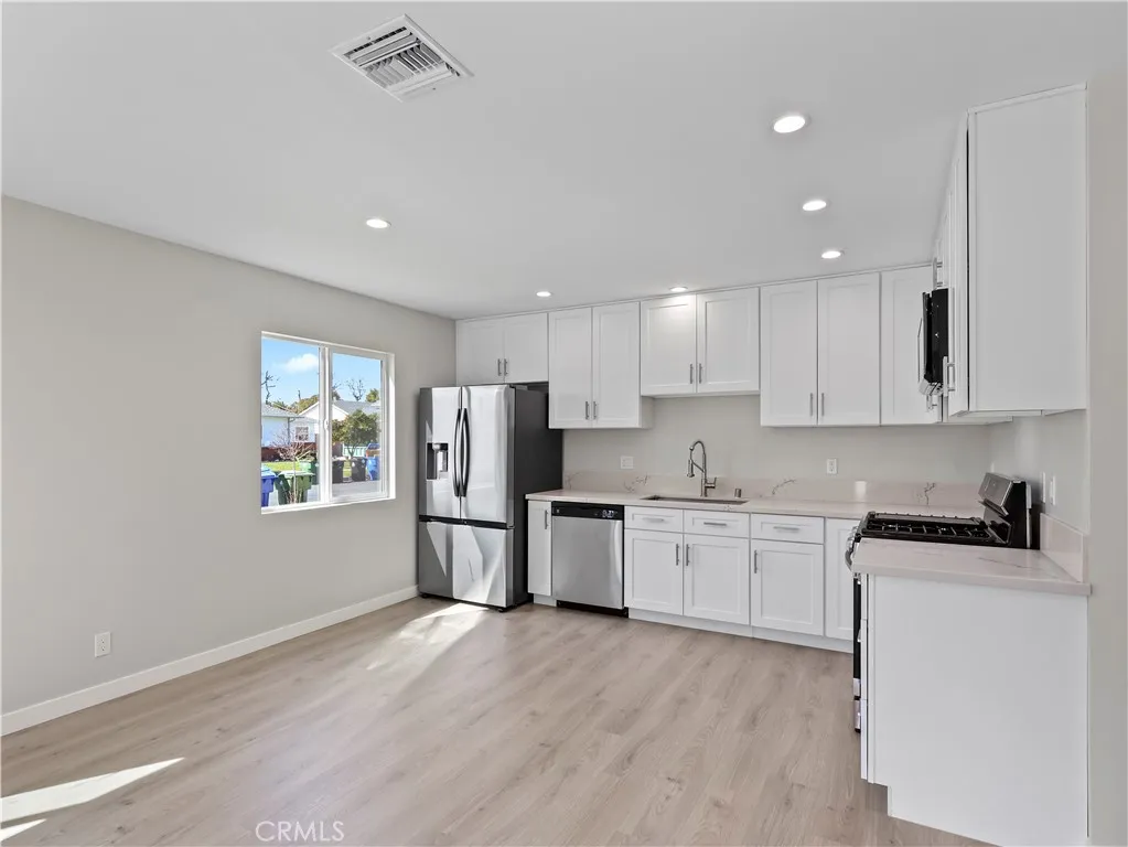 Lake Balboa, California 91406, United States, 2 Bedrooms Bedrooms, ,2 BathroomsBathrooms,Residential,Active,112626