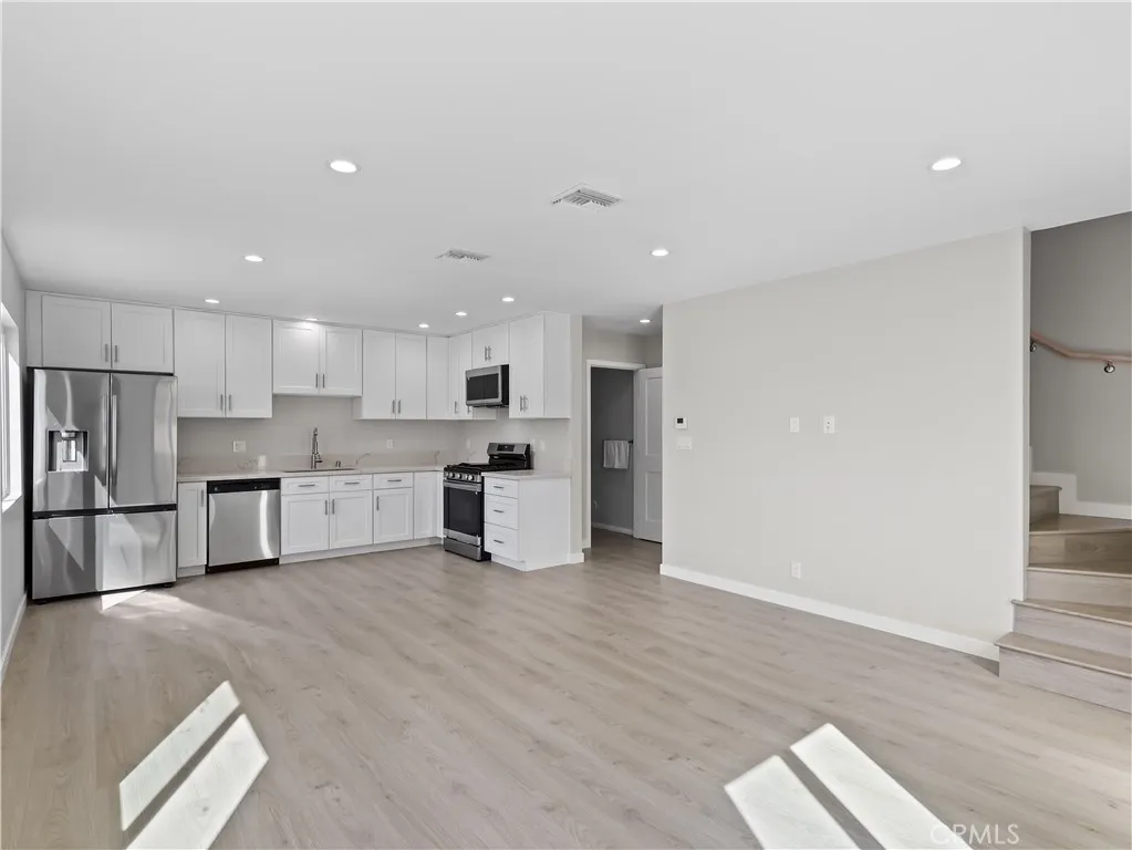 Lake Balboa, California 91406, United States, 2 Bedrooms Bedrooms, ,2 BathroomsBathrooms,Residential,Active,112626