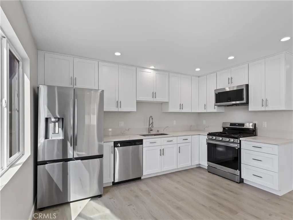 Lake Balboa, California 91406, United States, 2 Bedrooms Bedrooms, ,2 BathroomsBathrooms,Residential,Active,112626