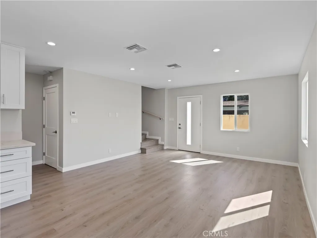 Lake Balboa, California 91406, United States, 2 Bedrooms Bedrooms, ,2 BathroomsBathrooms,Residential,Active,112626