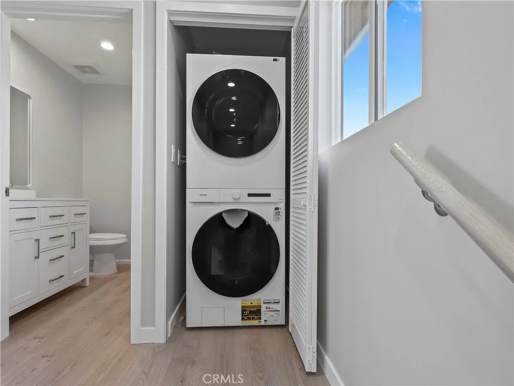 Lake Balboa, California 91406, United States, 2 Bedrooms Bedrooms, ,2 BathroomsBathrooms,Residential,Active,112626