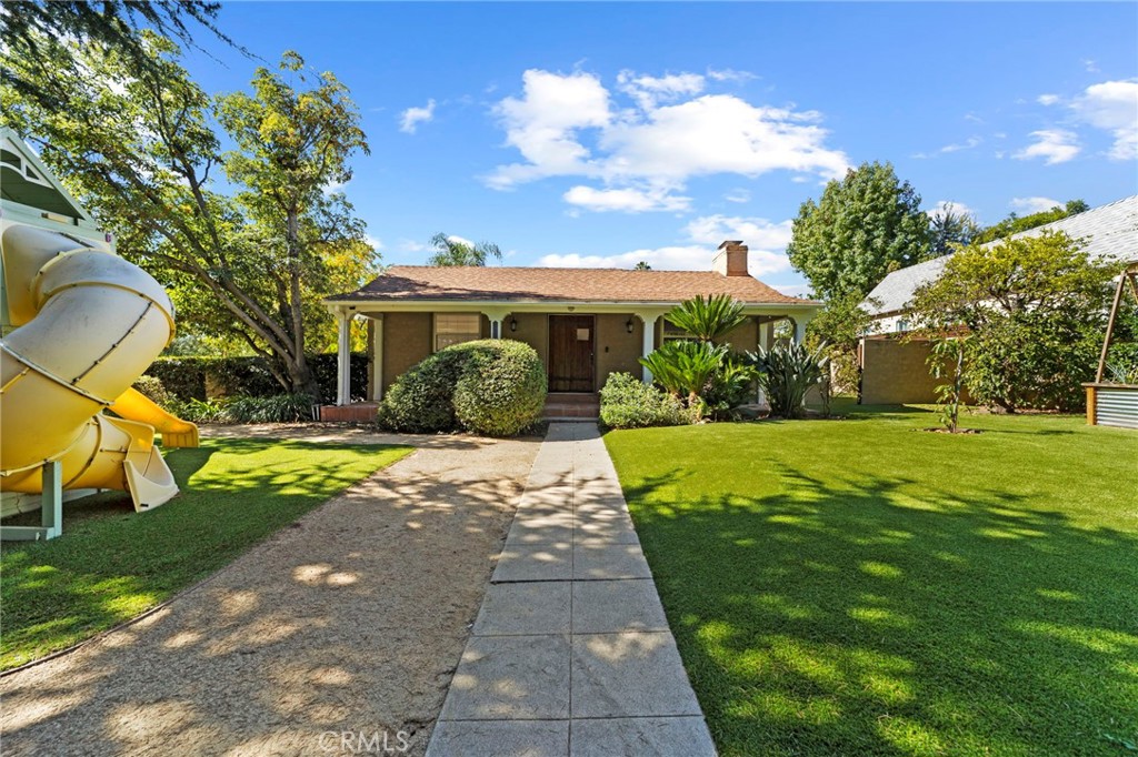 Main image without alt text