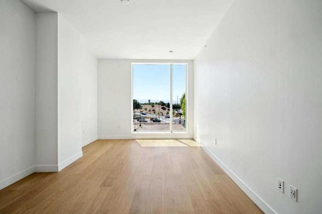 188 W Saint James Street 10302