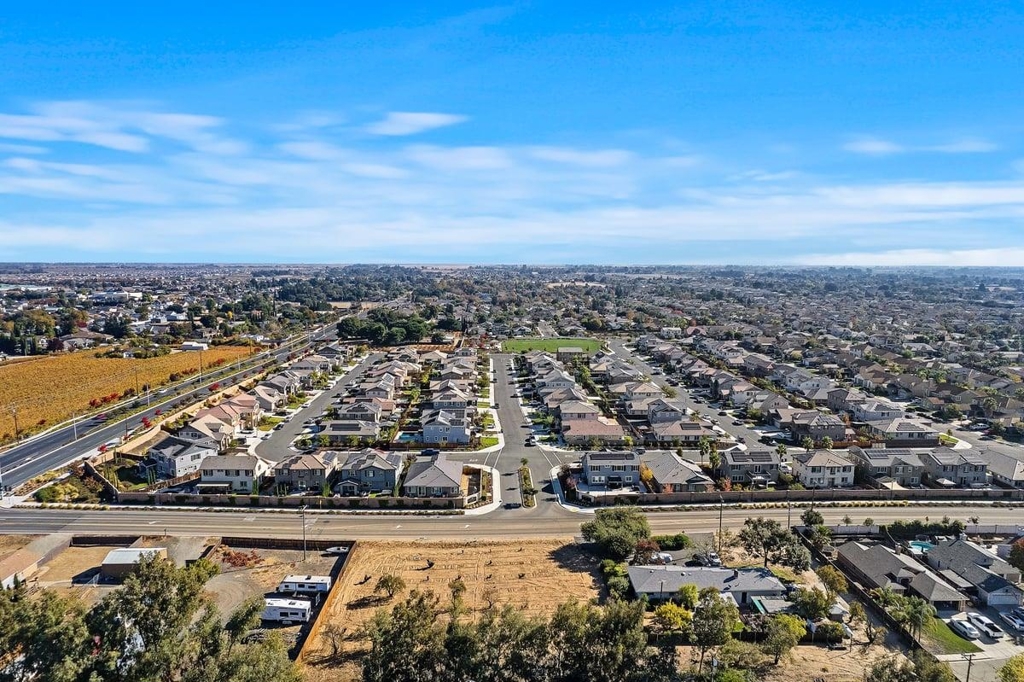 B Rose Avenue