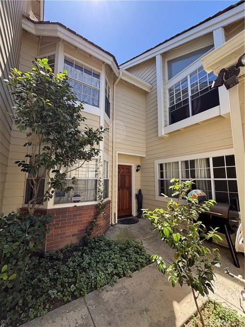 Photo of 451 Medford Court #102, Long Beach, CA 90803 (MLS # OC26085311)