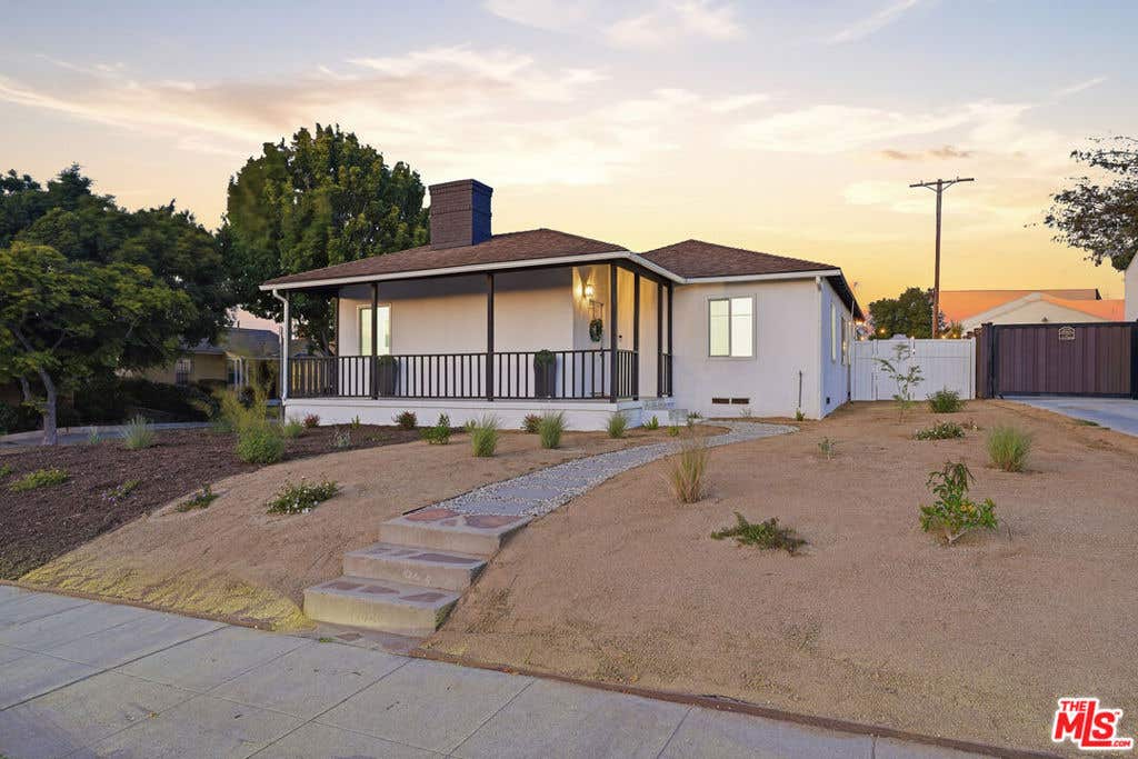 Photo of 7800 S Victoria Avenue, Los Angeles, CA 90043 (MLS # 26856255)