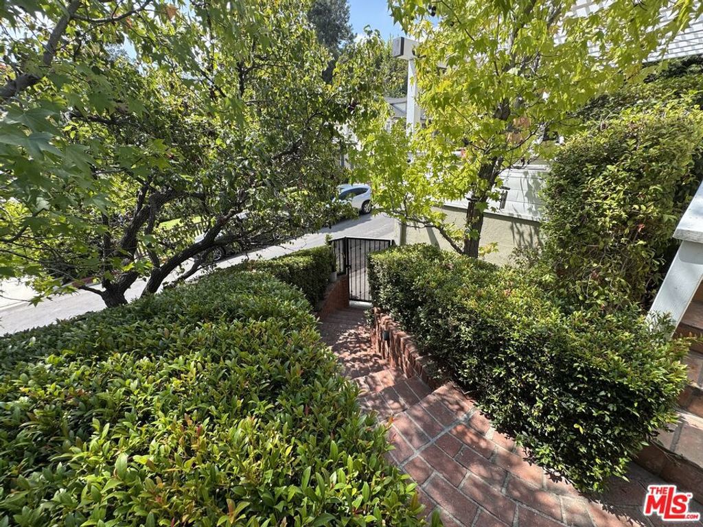 Photo of 1348 Londonderry Place, Los Angeles, CA 90069 (MLS # 25592213)