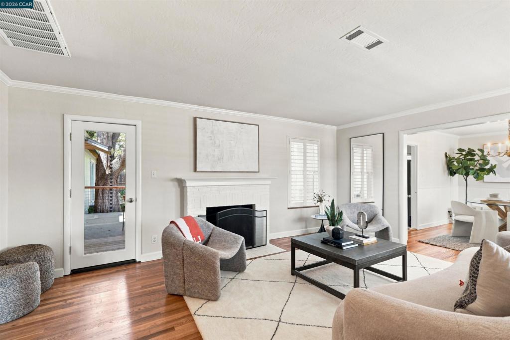148 Roslyn Dr
