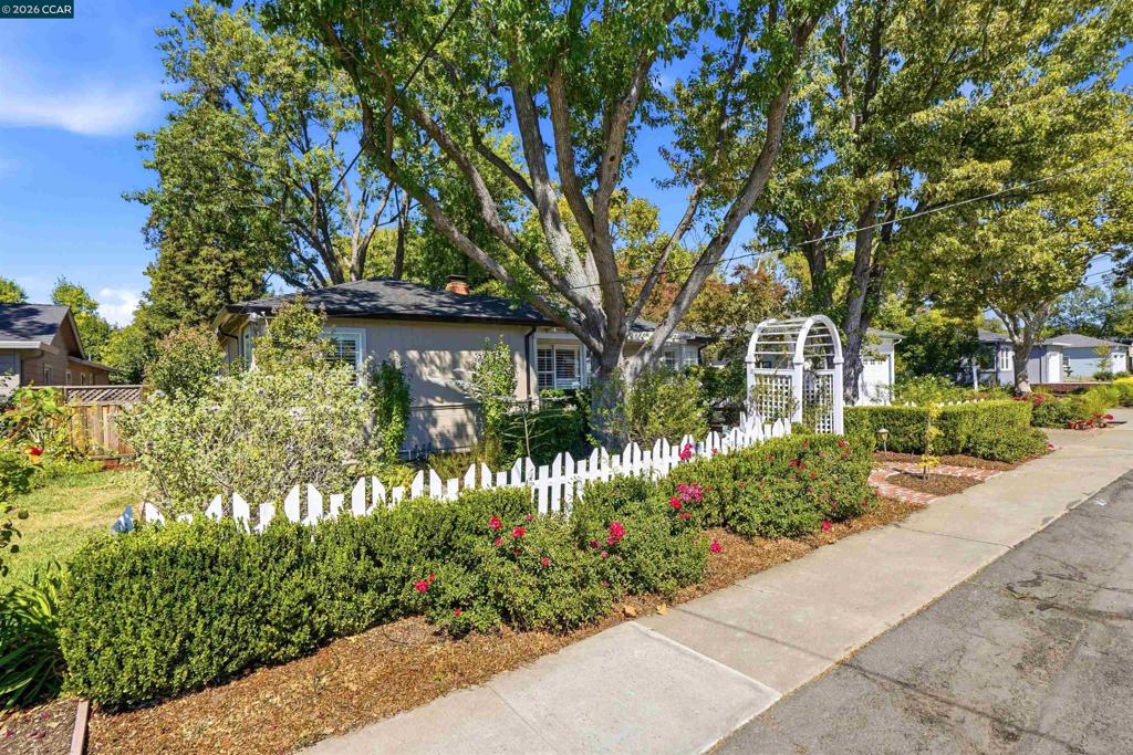 148 Roslyn Dr