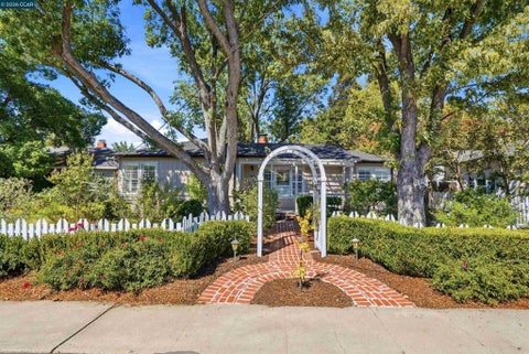 Photo of 148 Roslyn Dr DR, Concord, CA 94518 (MLS # 41146613)