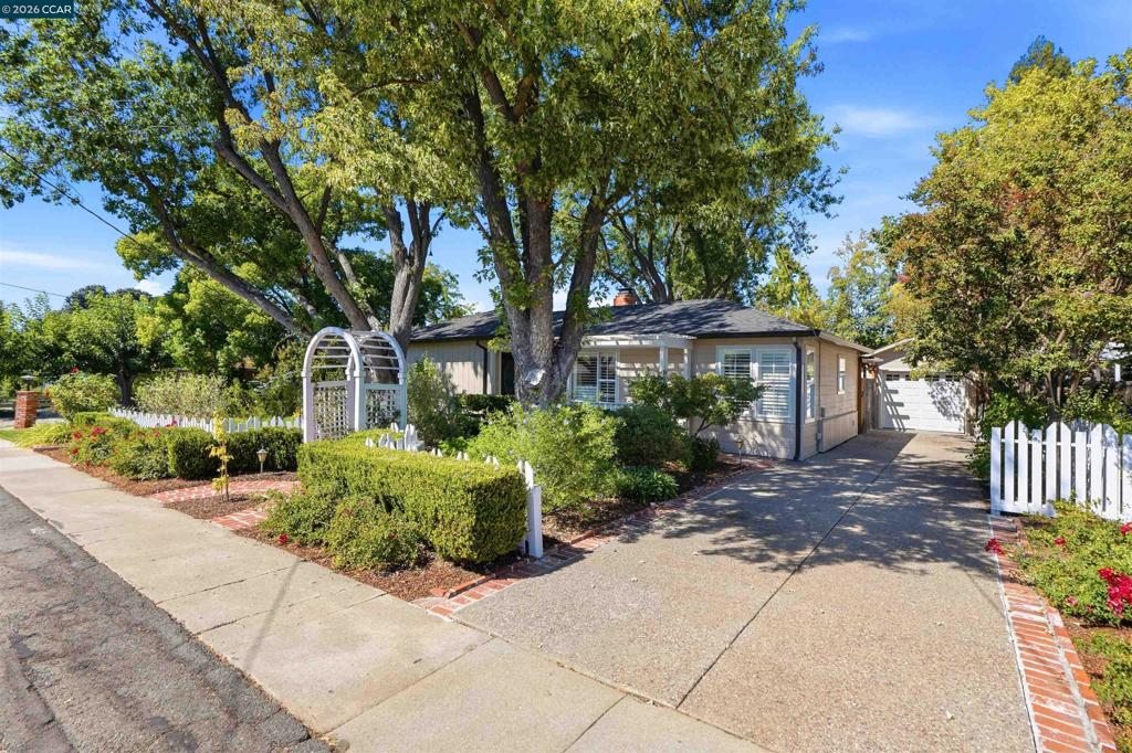 148 Roslyn Dr