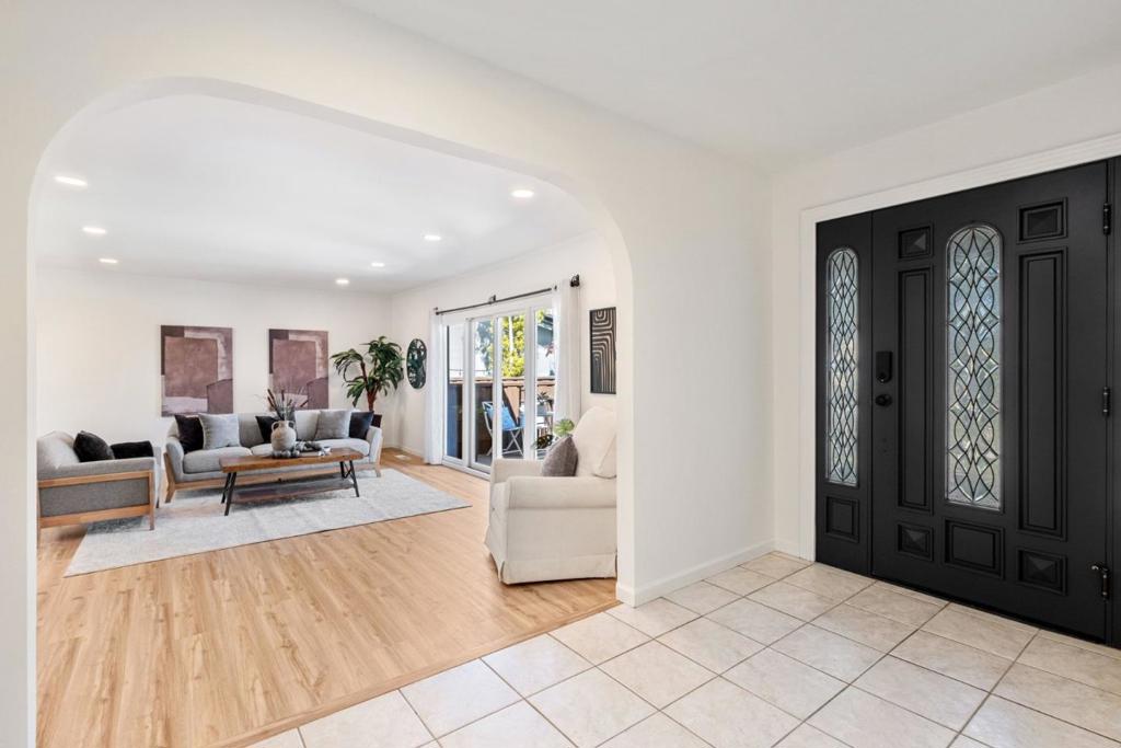 6131 Corte De La Reina