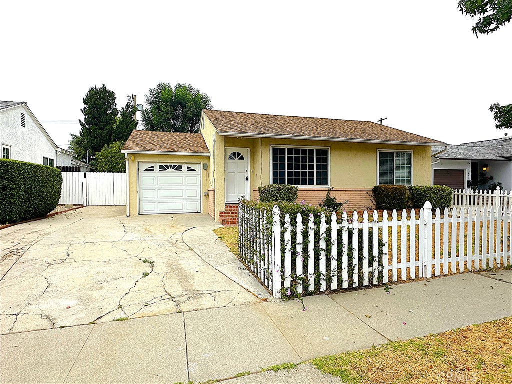 Welcome to this spacious and inviting home offering nearly 1,500 sq. ft. of comfortable living space in the heart of Encino.
Inside, you’ll find:
A bright, open living and dining area perfect for entertaining or relaxing.
A well-equipped kitchen with cooktop and built-in oven.
Laminate flooring throughout, adding a fresh and modern touch.
Additional features include:
An attached 1-car garage for secure parking and storage.
Close proximity to local shops, restaurants, and entertainment in both Encino and Sherman Oaks.
Excellent school options nearby, including Emelita Charter Academy (right across the street), Gaspar de Portola Middle School, and Zane Grey Continuation.
Don’t miss out on this rare opportunity — homes like this in Encino don’t last long!
?? Call today to schedule your private showing.