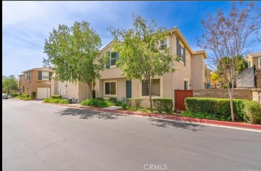 The community of North Oaks welcomes you home! Close to shopping, best schools, medical centers, and of course, the famous Temecula Wine Country! Also, easy access to freeways for commuting. This beautiful turn-key home features 3 bedrooms, 2.5 bathrooms, and an attached 2-car garage with direct access. A private and low-maintenance outdoor space, perfect for BBQs under the California sunshine. The first floor features an upgraded kitchen with granite countertops, stainless steel appliances, and a bar top, as well as a cozy family room with a fireplace and a spacious dining area. A half bath is also located on this level, perfect for guests. On the second floor, you will find 2 bedrooms, a full bath, and the laundry. Lastly, a great master bedroom with an en-suite bathroom and a walk-in closet! This property offers a resort-style living experience, featuring walking paths, a sparkling pool and spa, BBQ islands, and a playground.
Walking distance to Costco, Target, Home Depot, Ross, Coffee Shops, and restaurants
