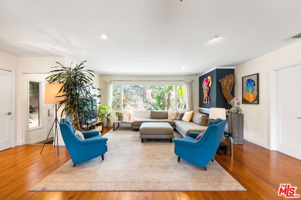 Photo of 2316 Laurelmont Place, Los Angeles, CA 90046 (MLS # 25622173)