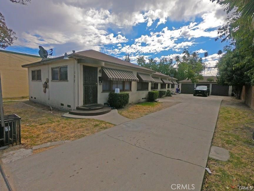 Single-Story 1 bedroom Apartment and 1 full bath in San Bernardino! An end unit with new interior paint, new laminated floor, new kitchen and cabinets with Stove included. One-car garage, water and trash included.